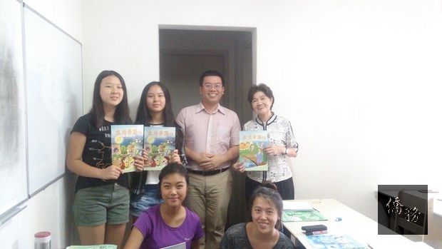 詹前校(後排右2)鼓勵陳老師語言中心的師生們多多利用文教中心的圖書資源。