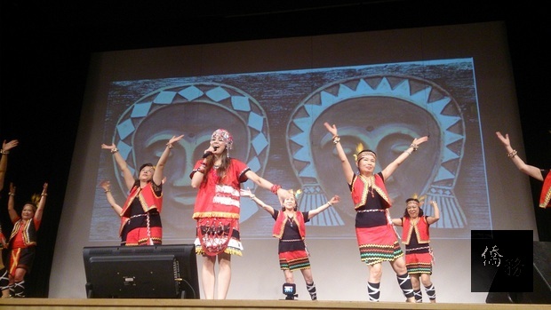 客家媳婦Yasmin(手持麥克風者)與客家姊妹們一同表演「高山青」原住民歌舞，搏得滿堂彩。
