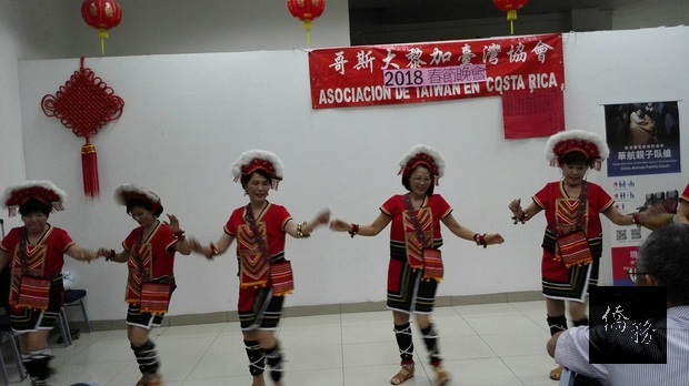 臺灣婦女會帶來精彩原住民舞蹈和哥斯大黎加當地舞蹈。(右一為會長陳招枝)