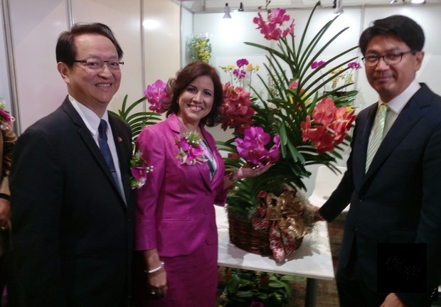 湯繼仁陪同瑪格莉特副總統參觀臺灣館我國廠商 。