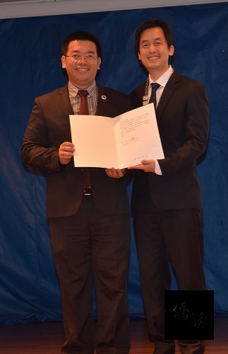 詹前校(左)代表僑務委員會頒發嘉勉函予卸任會長李高揚(右)。