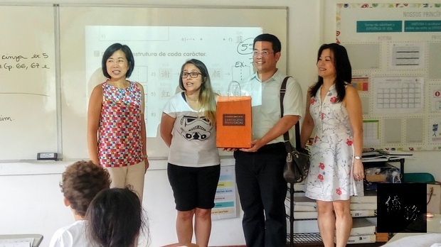 詹前校(右2)與華語教學課堂中的師生互動。
