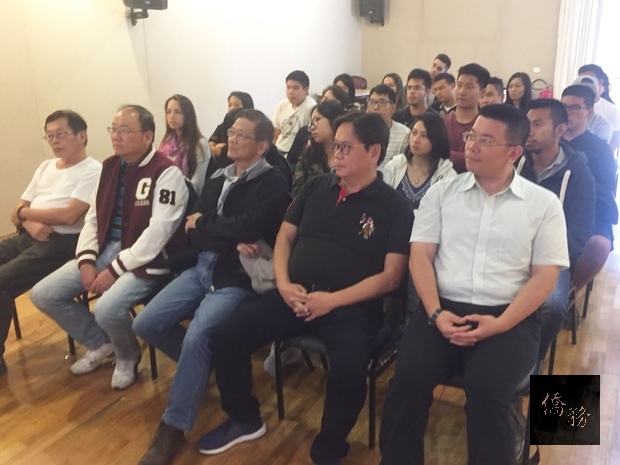 巴西聖保羅地區僑界關懷救助協會重要幹部與華裔第二代、第三代年輕人共同聆聽講座。