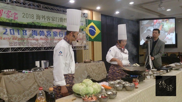 兩位教師現場示範「高麗菜封」的製作流程。