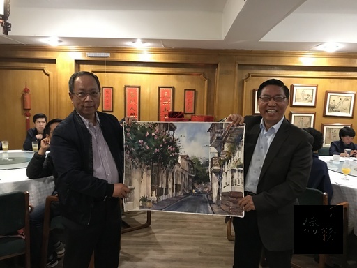 葉德貴接受僑界致贈紀念品。