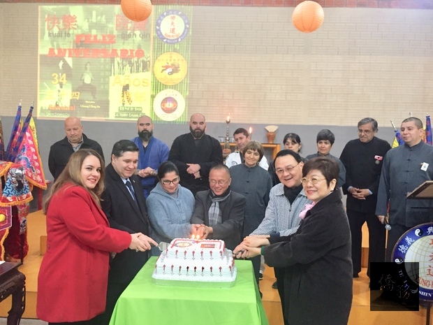 周麟夫婦(右)與蔣清安及Candia合切蛋糕。