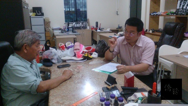 詹前校(右)訪問陳聰敏，瞭解工廠營運情形。