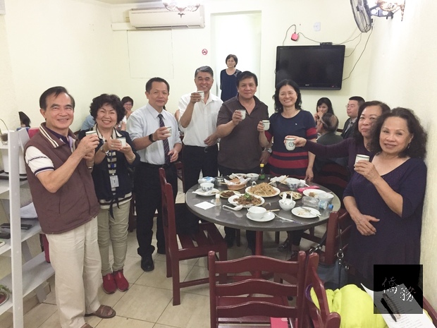 華僑協會總會巴西分會代表們熱情歡迎張崇哲(前排左3)重回聖保羅服務。