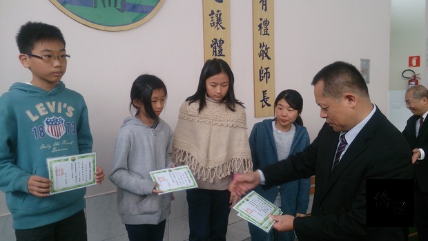 張崇哲(右2)代表頒發成績優異學生獎狀，勉勵同學們再接再厲。