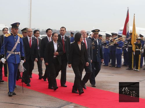 總統蔡英文（前中）12日起展開同慶之旅，出訪友邦巴拉圭和貝里斯，14日總統專機飛抵巴拉圭亞松森市，蔡總統接受巴拉圭禮兵致敬歡迎。（中央社提供）