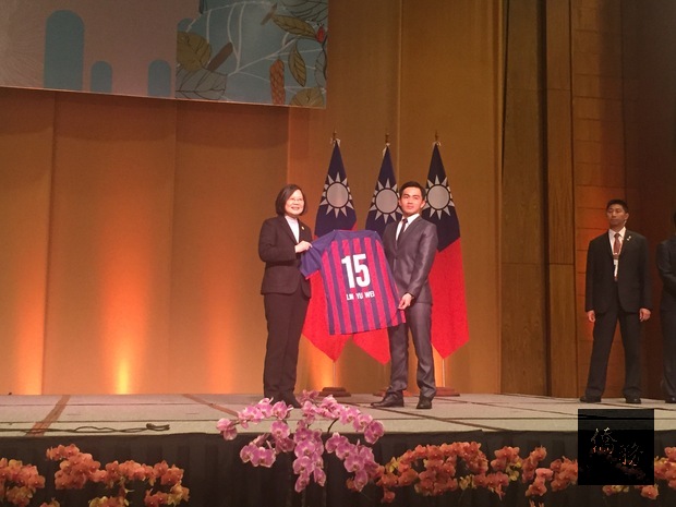 旅巴足球運動員林育葦向總統蔡英文呈贈球衣。