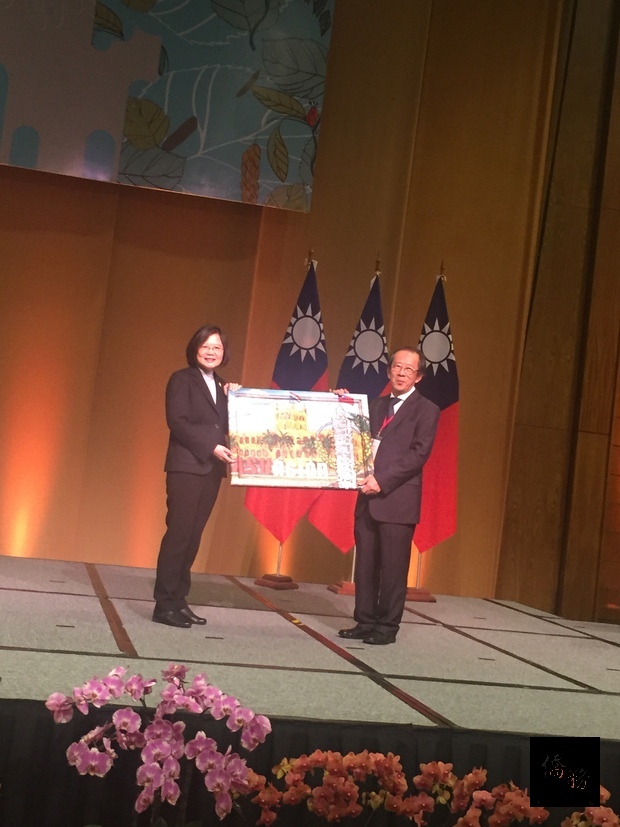 亞松森中華會館理事長代表呈贈總統蔡英文紀念品。