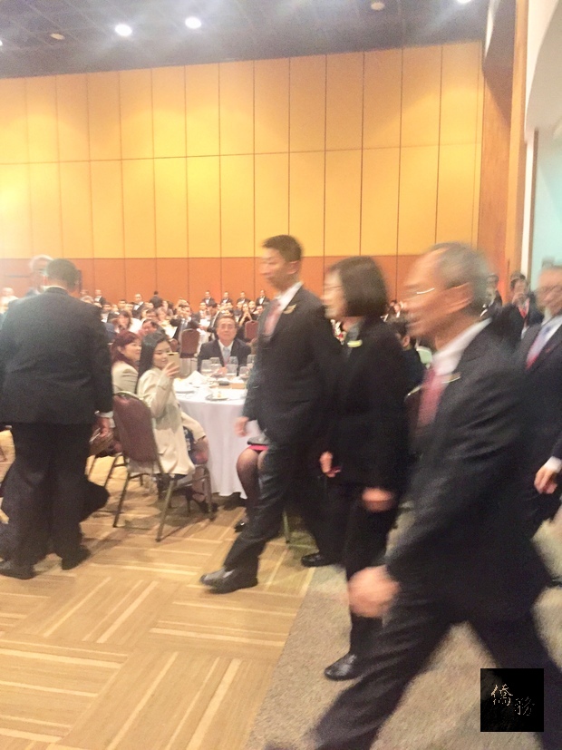 僑委會委員長吳新興陪同總統蔡英文步入巴拉圭僑宴會場。