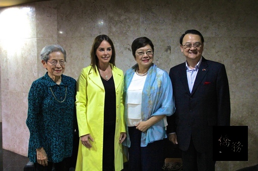 周大使夫婦(右一、二)與巴國第一夫人席凡娜女士(左二)、張國策顧問富美合影。(中央社提供)