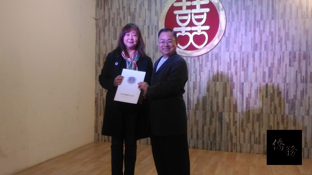 謝俊得頒贈任教屆滿20年資深教師傅文文榮譽章及獎狀。