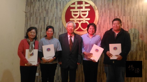 林英忠頒贈任教屆滿10年資深教師榮譽章及獎狀。