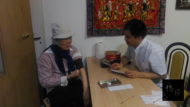 阿根廷中醫公會醫師團隊為臺灣僑民悉心問診。