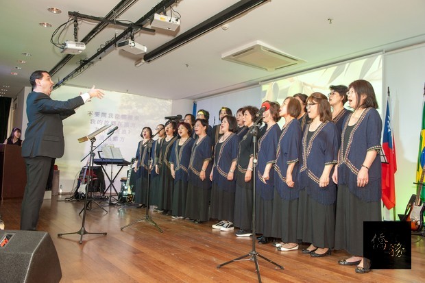 雙十國慶民歌演唱會由聖保羅中華會館合唱團演唱「橄欖樹」一曲揭開序幕。
