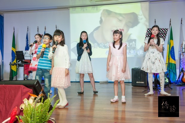 聖儒華文學校的小朋友們共同演唱「娃娃的故事」，天真活潑又可愛。