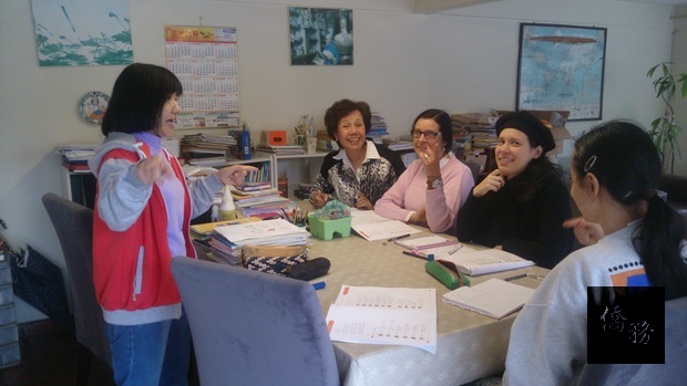 由於張志齊校長(左1)、宮蘭芸老師(左2)的努力，激發巴西籍學生學習華語文的興趣。