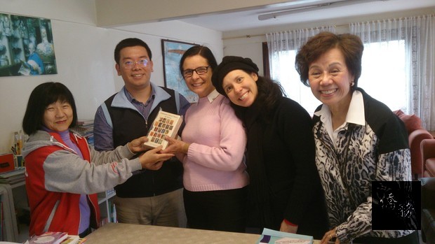 詹前校主任(左2)致贈「傳統中華文化在臺灣」輔助教材予瑪琍亞中葡語言中心。