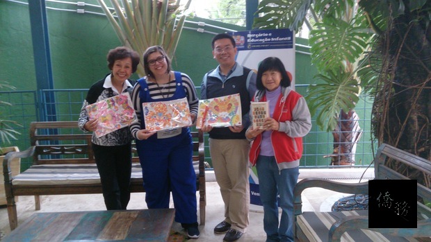 è©¹åæ ¡ä¸»ä»»(å³2)è´è´ååå§å¡æè£½ä½çåç©å°æçèãå³çµ±ä¸­è¯æåå¨èºç£ãè¼å©ææäºEscola Janela Para O Talentoå·´è¥¿å­¸æ ¡ã