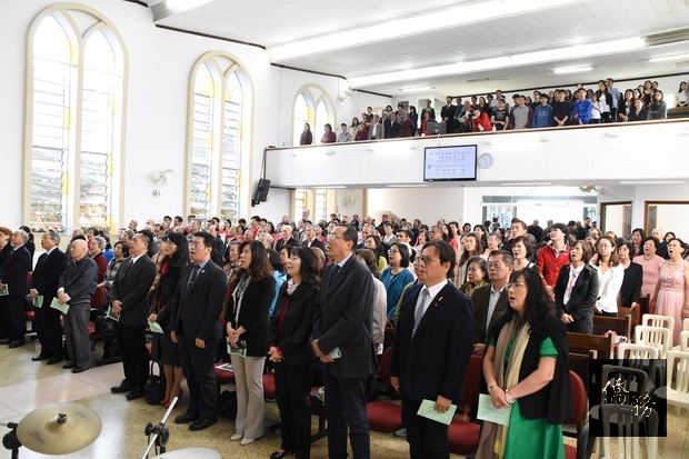 約500名參加人員吟唱聖詩，共同慶祝慕義教會設教55週年。