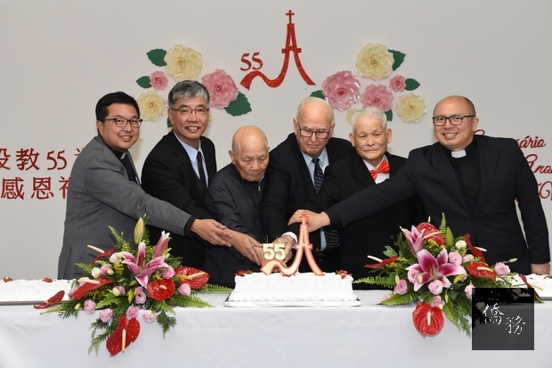 陳進宏(左1)、王榮義(左2)、Bertoldo Gatz(中)、吳俊賢(右1)與僑胞代表們共同切蛋糕慶祝。