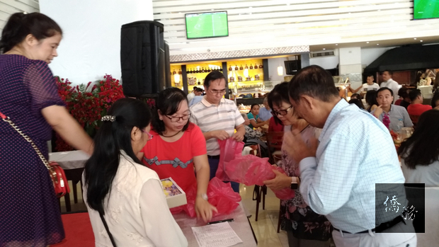 惠夜基自由華僑協會會員獲僑委會贈送的月餅禮盒。