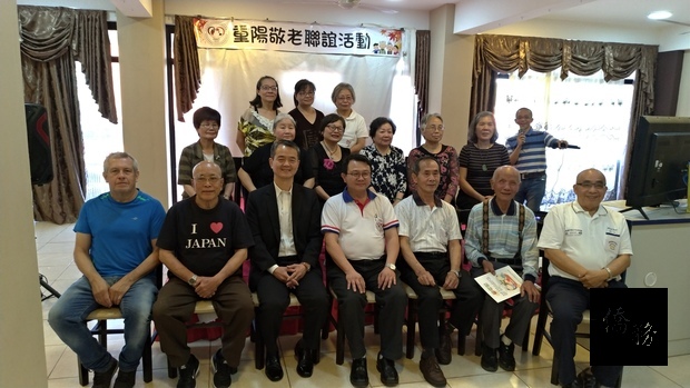 陳昆甫(前排左三)到場祝賀並頒發敬老狀給在場的15位長輩。