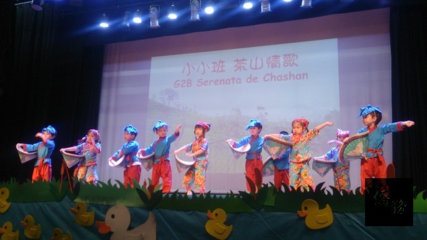 聖儒華文學校在校生以歌舞表演方式歡送畢業生。