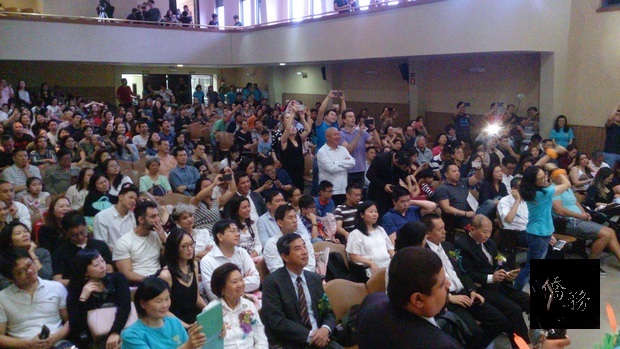 參加聖儒華文學校畢業典禮暨學生公演的觀眾超過400人，紛紛拍照捕捉舞臺上的精彩畫面。