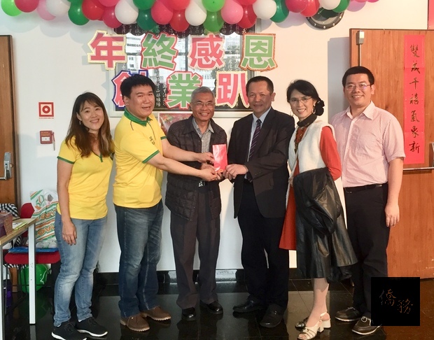 在張崇哲、詹前校的見證下,蔡宏卿(左二)把捐款捐給華僑公墓,由廖世秉代表接受。