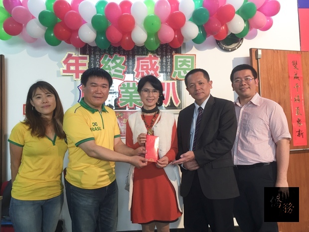 在張崇哲、詹前校的見證下,蔡宏卿(左二)把捐款捐給Je Ame教會,由陳薆竹代表接受。