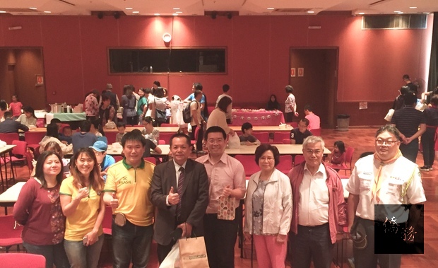 張崇哲(左四)、詹前校(右四)和創業群組合照。