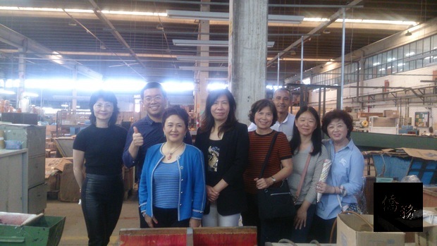 詹前校(後排左2)、呂秀玲(前排右4)及博愛服務團代表們參觀李宗德(前排左1)經營之文具工廠。