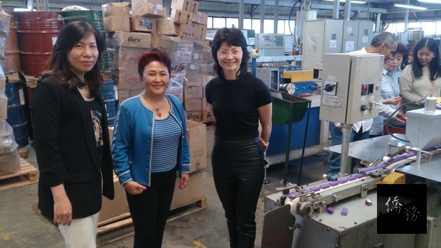 李宗德(左2)的文具工廠是以製造橡皮擦起家，後來擴及鉛筆、修正液等相關文具產品。