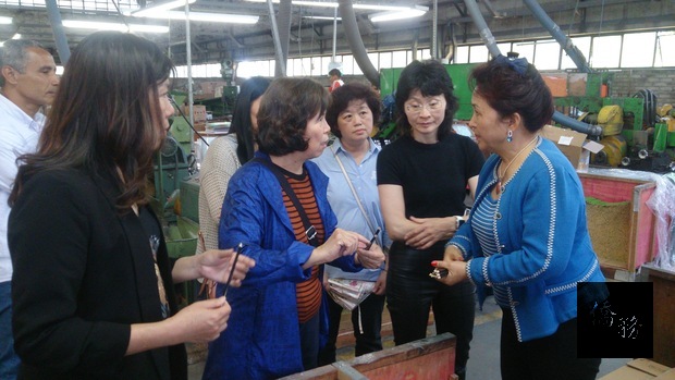 參觀文具工廠時，眾人對於鉛筆的製作流程提出許多問題。