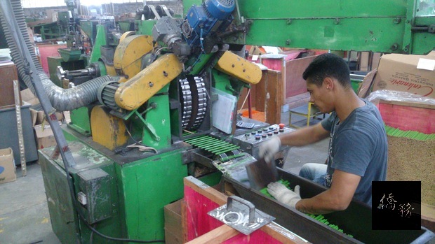 文具工廠採24小時輪班制，工人們各司其職。
