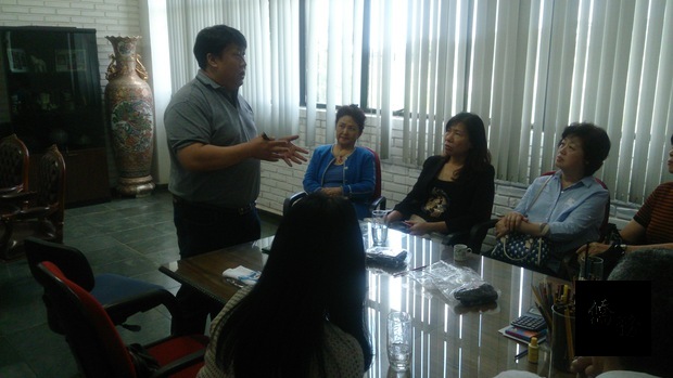 李俊達(左1)向參觀人員介紹工廠發展沿革、產品特性、經營理念與市場趨勢分析。