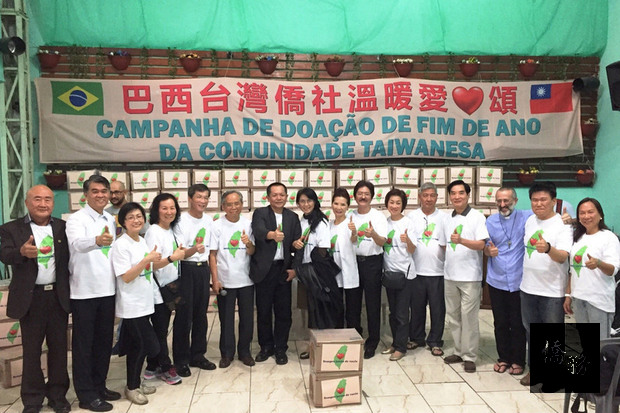 巴西台灣僑社9日舉行末年終救濟活動「溫暖愛心頌」，捐贈1200箱食物籃給聖保羅貝倫天主教會流浪者之家。（中央社提供）