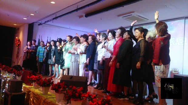 世界華人工商婦女企管協會巴西分會會員合唱「感恩的心」。