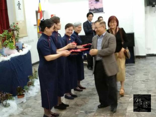 邱慈甄代表證嚴上人頒發2018年歲末祝福福慧紅包。
