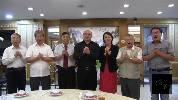 莊海定、徐澤玗、吳俊賢和眾教會牧師一起向全球僑胞拜年。