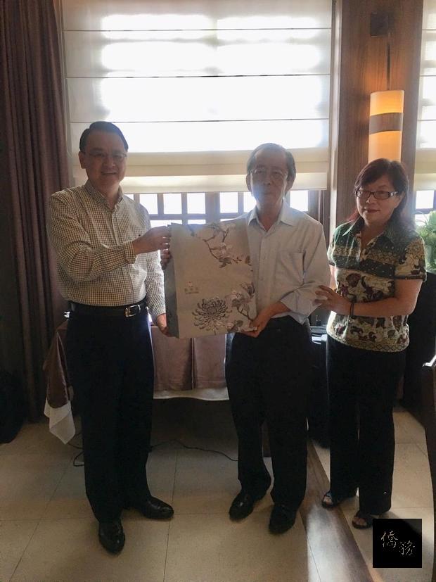 周麟頒贈紀念品給甫卸任亞松森中華會館理事長的洪振盛。