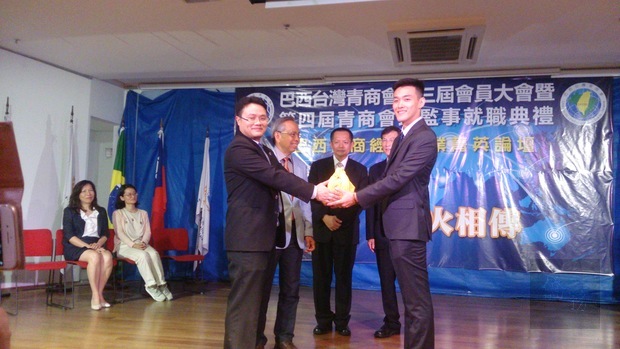 監交儀式中，簡俞育(前排右一)自張建民(前排左一)手中接下印信，成為巴西臺灣青商會第四屆會長。 