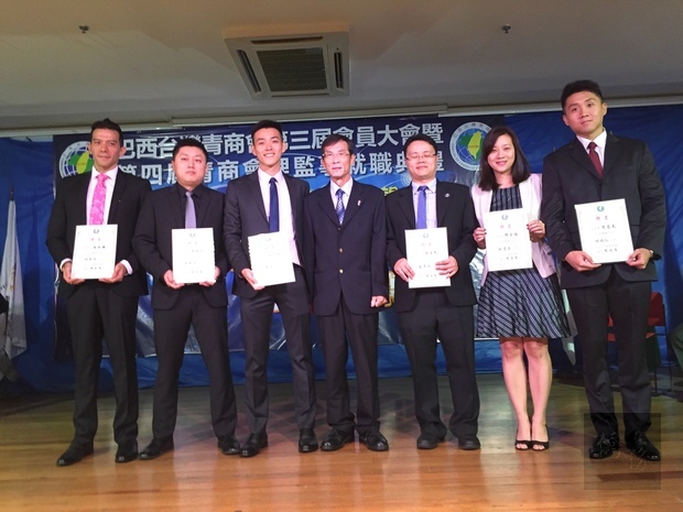 惠翊德(中)與簡俞育(左三)及第四屆理監事團隊合影，期許他們吸引更多年青人加入巴西臺灣青商會。 