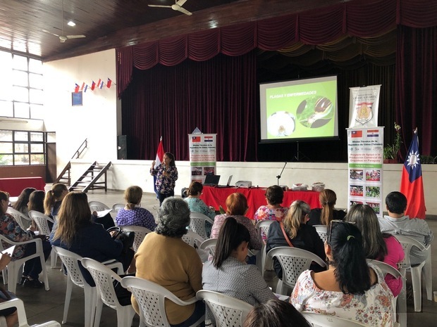 巴拉圭中正學校「蘭花王國」講座，吸引西文部家長熱烈參與。