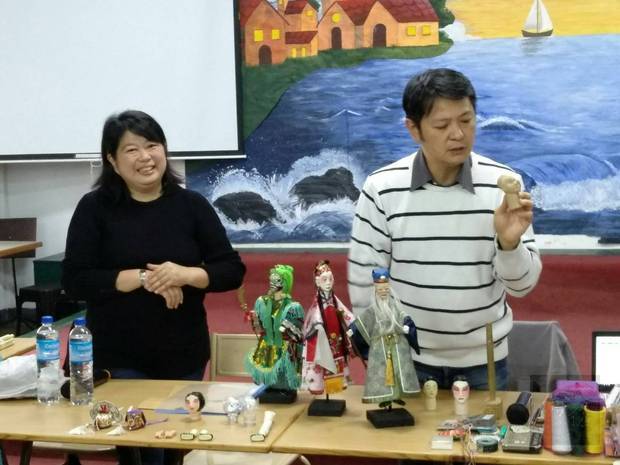 僑務委員會民俗文化種子教師黃勝煌講解如何製作傳統布袋戲偶