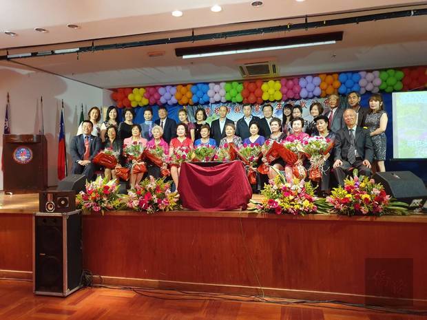 詹前校(前排左1)代表致贈玫瑰花束給10位母親代表，感念母親們的辛勞。
